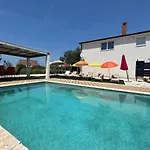 Semesterbostad House With A Private Heated Swimming Pool Galižana