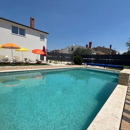 House With A Private Heated Swimming Pool Дом отдыха *