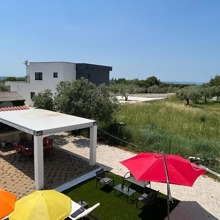 House With A Private Heated Swimming Pool *