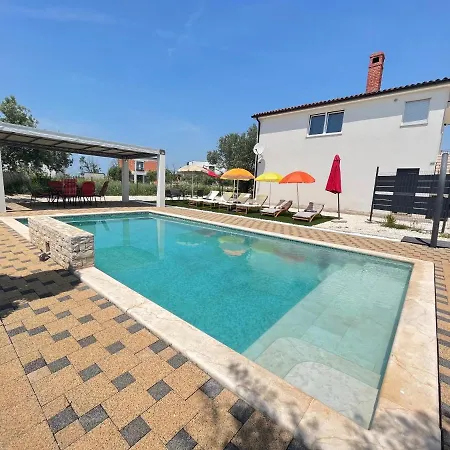 House With A Private Heated Swimming Pool 펜션