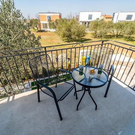 House With A Private Heated Swimming Pool *